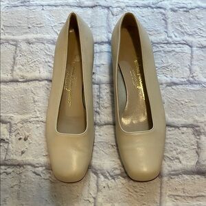 Salvatore Ferragamo Size 6.5 Beige Leather Flats